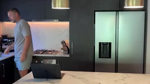 Guy online show from 02-09-25, 11:46