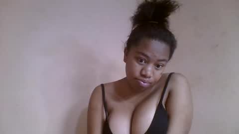 Snapshot of nicelly01 chatting on 06-22-26, 05:59 nicelly01 online show from 06-22-26, 05:59