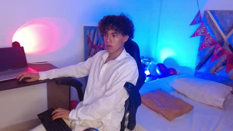 Nickolas Muoz online show from 02-18-25, 06:04