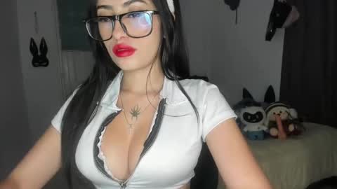 Nicolle online show from 01-10-25, 03:07