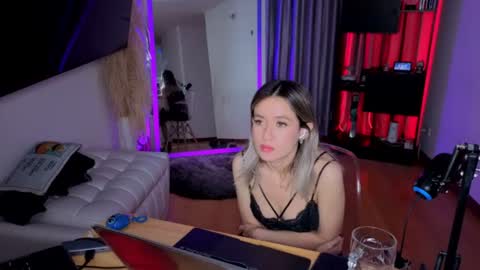 Snapshot of nickywindsor chatting on 06-11-26, 12:32 Nicky online show from 06-11-26, 12:32