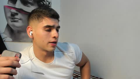 Snapshot of nicolasmuscle chatting on 01-10-25, 12:06 Andres online show from 01-10-25, 12:06