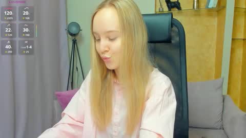 Snapshot of nicolavanderbie chatting on 11-24-25, 07:02 Nicoletta online show from 11-24-25, 07:02