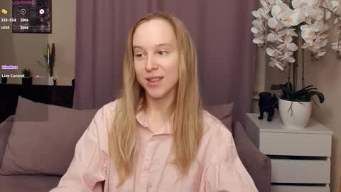 Snapshot of nicolavanderbie chatting on 02-08-26, 07:06 Nicoletta online show from 02-08-26, 07:06