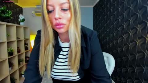 Snapshot of nicole___19 chatting on 03-11-25, 07:25 Nico online show from 03-11-25, 07:25