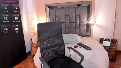 Snapshot of nicole_whitee chatting on 09-22-25, 08:00 N A T A L I A online show from 09-22-25, 08:00