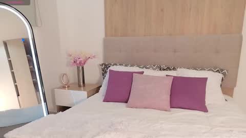 Snapshot of nicole_whitee chatting on 12-20-25, 02:29 N A T A L I A online show from 12-20-25, 02:29