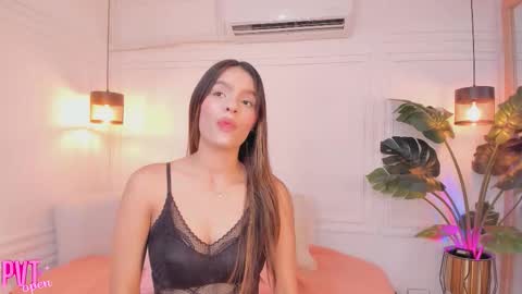 Snapshot of nicole_whitee chatting on 02-19-26, 07:43 N A T A L I A online show from 02-19-26, 07:43