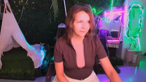 nicolehits online show from 11-28-25, 05:32