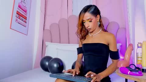 nicolemadrird online show from 11-28-25, 07:49