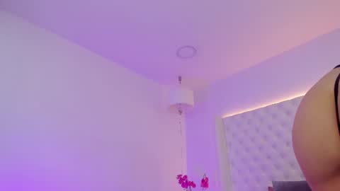 Snapshot of nicolle_sanchezz chatting on 06-25-26, 01:26 online show from 06-25-26, 01:26