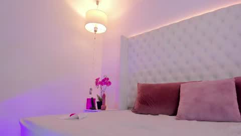 Snapshot of nicolle_sanchezz chatting on 06-30-26, 11:22 online show from 06-30-26, 11:22