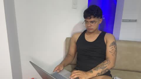 nicvelez22 online show from 04-11-26, 07:45