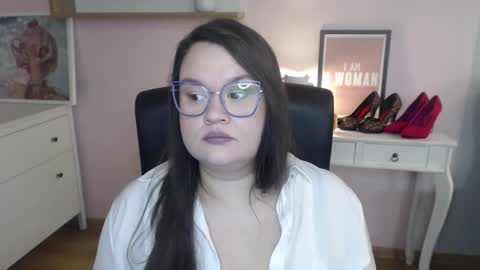 Snapshot of nightholly chatting on 02-13-26, 07:15 Holly online show from 02-13-26, 07:15