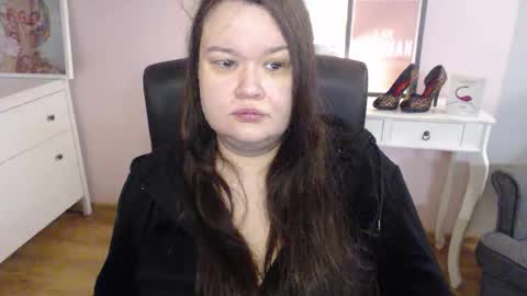 Snapshot of nightholly chatting on 02-17-26, 05:37 Holly online show from 02-17-26, 05:37