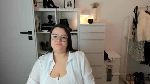 Snapshot of nightholly chatting on 02-28-26, 08:21 Holly online show from 02-28-26, 08:21