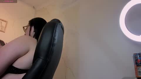Snapshot of niickyjones chatting on 07-18-26, 04:49 Anni online show from 07-18-26, 04:49