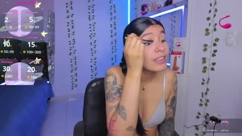 Snapshot of nikibryce_ chatting on 07-11-26, 02:25 Niki online show from 07-11-26, 02:25