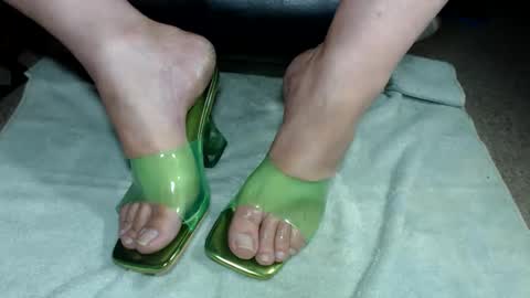 Snapshot of nikisissyfeet chatting on 06-06-26, 03:33 nikisissyfeet online show from 06-06-26, 03:33
