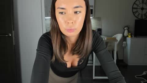 Bella online show from 11-28-25, 06:10