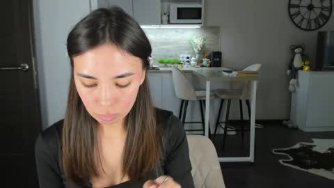 Snapshot of nilliluv chatting on 04-21-26, 04:23 Bella online show from 04-21-26, 04:23