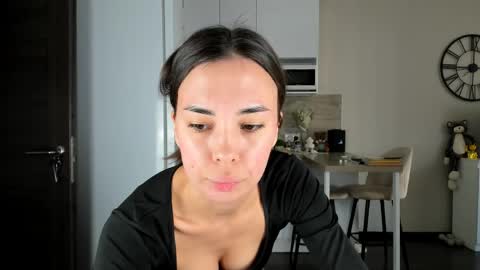Snapshot of nilliluv chatting on 05-02-26, 01:16 Bella online show from 05-02-26, 01:16