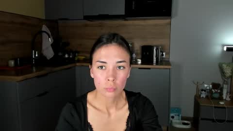 Snapshot of nilliluv chatting on 05-15-26, 09:55 Bella online show from 05-15-26, 09:55