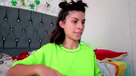 Snapshot of ninasky19 chatting on 03-25-26, 06:03 ninasky19 online show from 03-25-26, 06:03