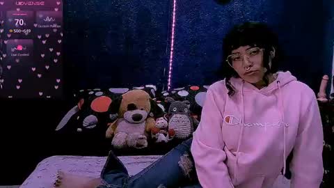 Snapshot of ninayellow chatting on 05-19-26, 03:40 Nina online show from 05-19-26, 03:40