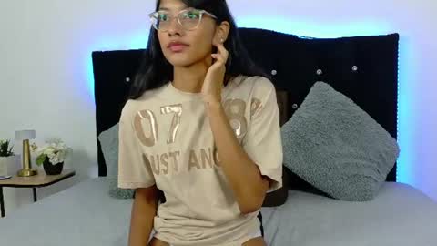 Snapshot of nira_lux chatting on 06-17-26, 01:52 Nira Lux online show from 06-17-26, 01:52