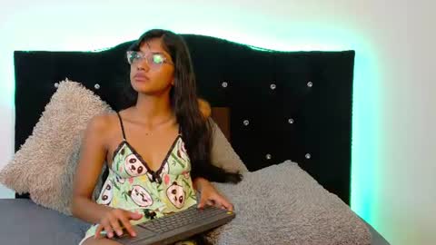 Snapshot of nira_lux chatting on 06-24-26, 01:59 Nira Lux online show from 06-24-26, 01:59