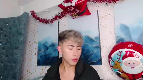 Snapshot of noah_xitruxx chatting on 12-23-24, 12:19 Noah online show from 12-23-24, 12:19