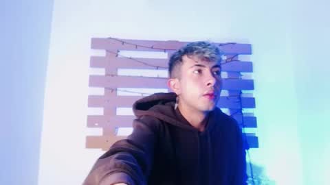 Snapshot of noah_xitruxx chatting on 01-11-25, 01:53 Noah online show from 01-11-25, 01:53