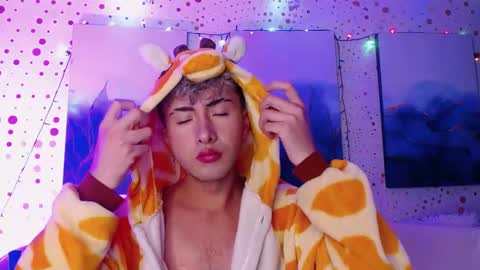 Snapshot of noah_xitruxx chatting on 01-23-25, 04:04 Noah online show from 01-23-25, 04:04