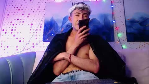 Snapshot of noah_xitruxx chatting on 01-25-25, 06:35 Noah online show from 01-25-25, 06:35
