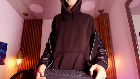 Snapshot of noah_xitruxx chatting on 09-19-25, 12:39 Noah online show from 09-19-25, 12:39