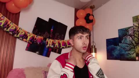 Snapshot of noah_xitruxx chatting on 10-13-25, 02:11 Noah online show from 10-13-25, 02:11