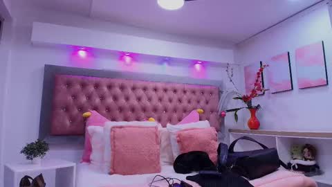 Snapshot of noah_xitruxx chatting on 10-17-25, 02:59 Noah online show from 10-17-25, 02:59
