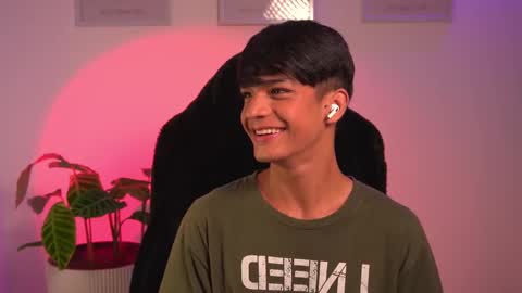 Snapshot of noahh_th03 chatting on 02-21-25, 01:44 Noah online show from 02-21-25, 01:44