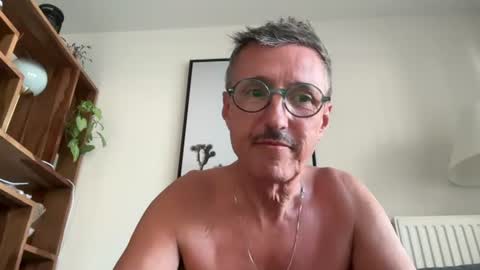 Snapshot of nolo34 chatting on 06-11-26, 05:33 nolo34 online show from 06-11-26, 05:33