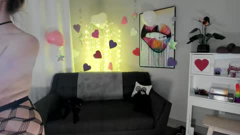 Snapshot of novaharper chatting on 02-17-25, 06:42 Nova Harper online show from 02-17-25, 06:42
