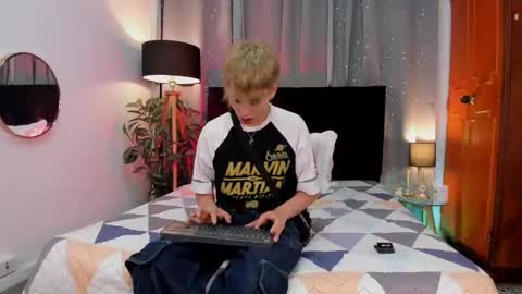 Snapshot of novaybrian chatting on 01-09-25, 04:30 NovayBrian online show from 01-09-25, 04:30