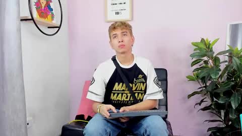 Snapshot of novaybrian chatting on 01-12-25, 01:27 NovayBrian online show from 01-12-25, 01:27