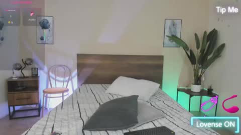 Snapshot of novaybrian chatting on 09-19-25, 04:36 NovayBrian online show from 09-19-25, 04:36