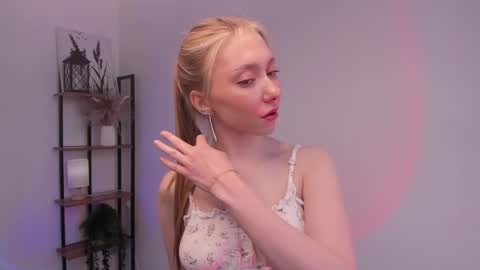 Snapshot of odelyncure chatting on 05-24-26, 11:04 Lynna online show from 05-24-26, 11:04