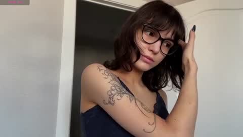 Snapshot of odettehatt chatting on 06-11-26, 04:43 Thea online show from 06-11-26, 04:43