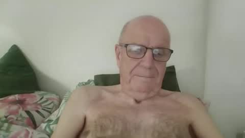 Snapshot of oggi95 chatting on 10-17-25, 02:30 oggi95 online show from 10-17-25, 02:30