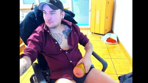 Snapshot of ohihoe92 chatting on 12-02-24, 07:03 Chris online show from 12-02-24, 07:03