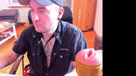Snapshot of ohihoe92 chatting on 05-04-26, 09:05 Chris online show from 05-04-26, 09:05