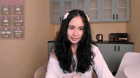 Snapshot of ohminnie chatting on 05-24-26, 05:23 Maria online show from 05-24-26, 05:23
